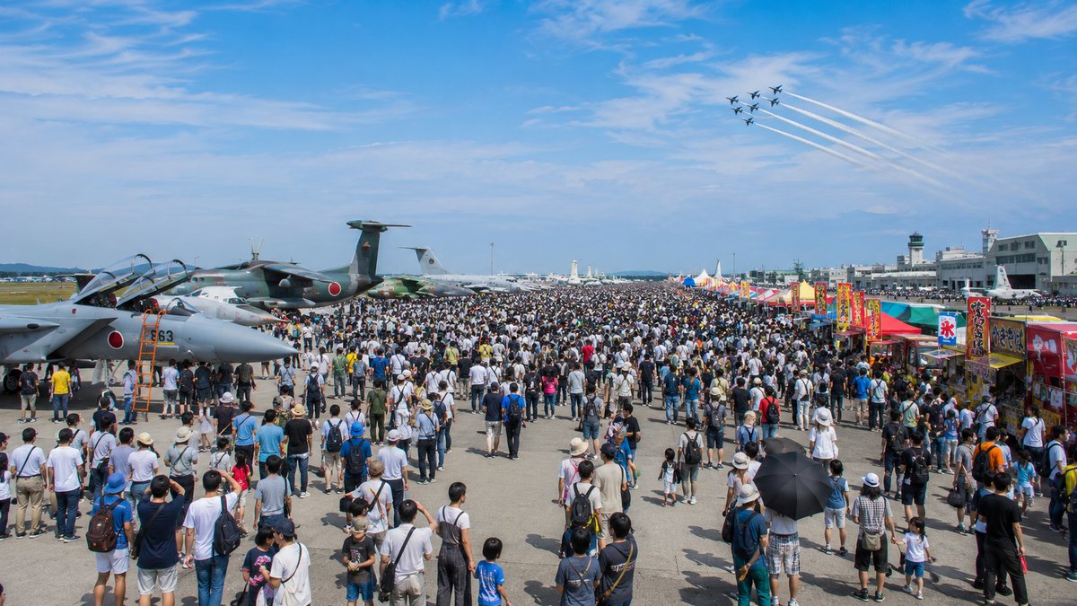 航空祭会場に集まる大勢の観客