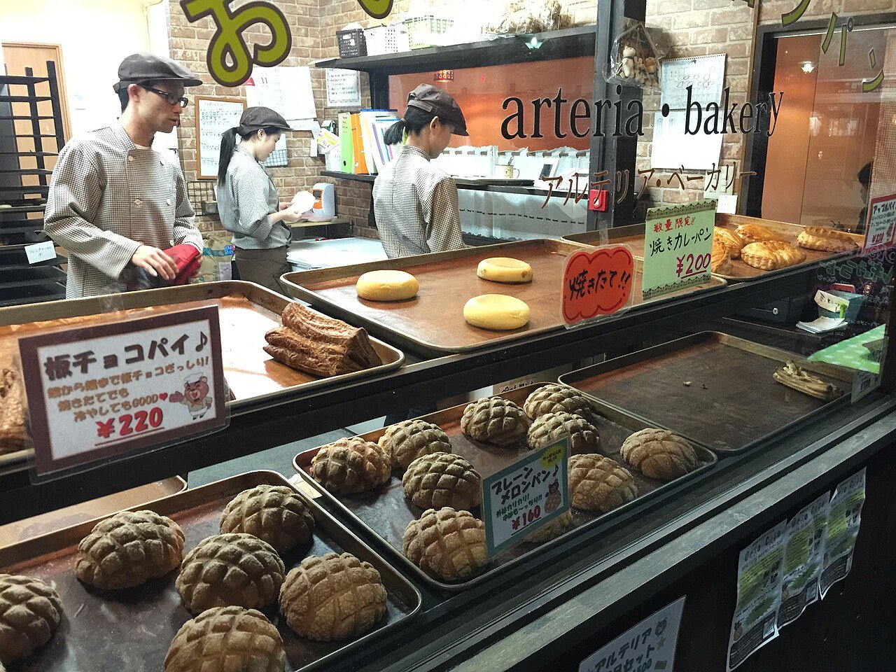 焼きたてパンが並ぶ地元のパン屋