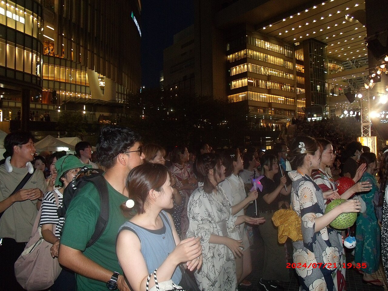 浴衣で賑わう夏祭りの盆踊り