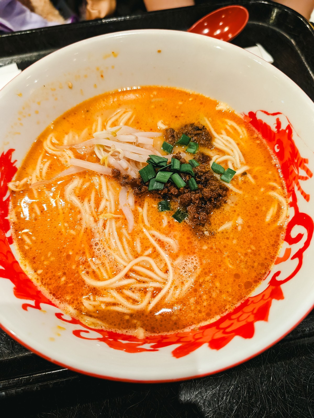 赤い辛口担々麺の盛り付け