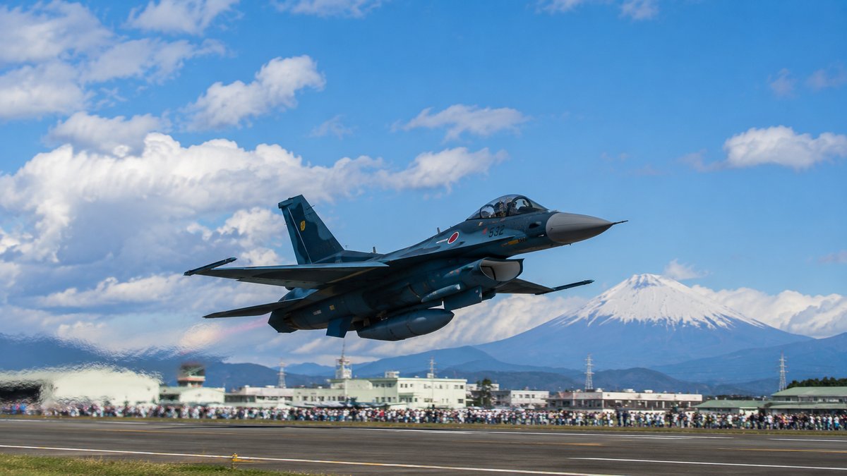青空の下を飛行する戦闘機