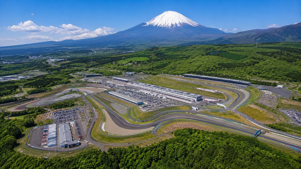 富士山を背景にしたモータースポーツサーキット
