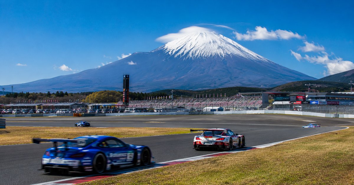 富士山を背景にしたレーシングサーキット