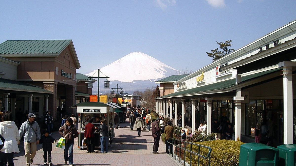 御殿場プレミアムアウトレットの屋外モール通路と富士山