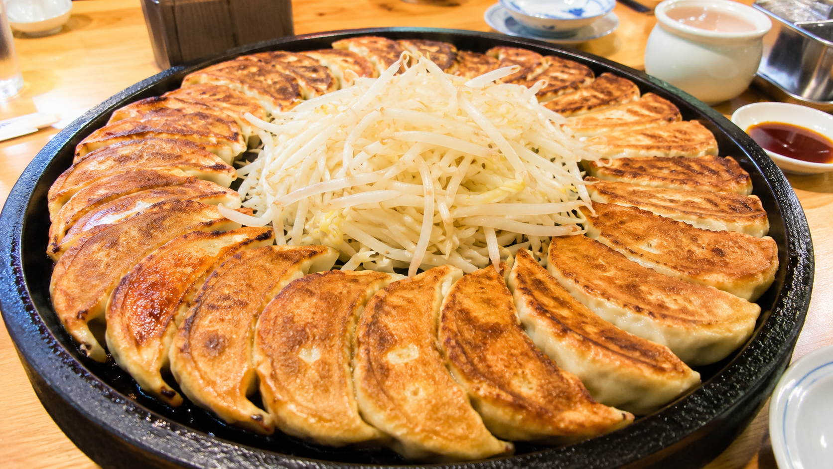 浜松名物円形に盛り付けた焼餃子