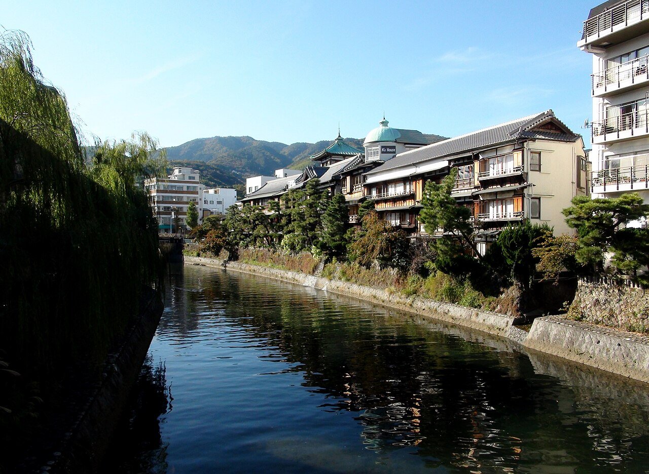 伊東温泉のシンボル東海館と松川沿いの温泉街並み