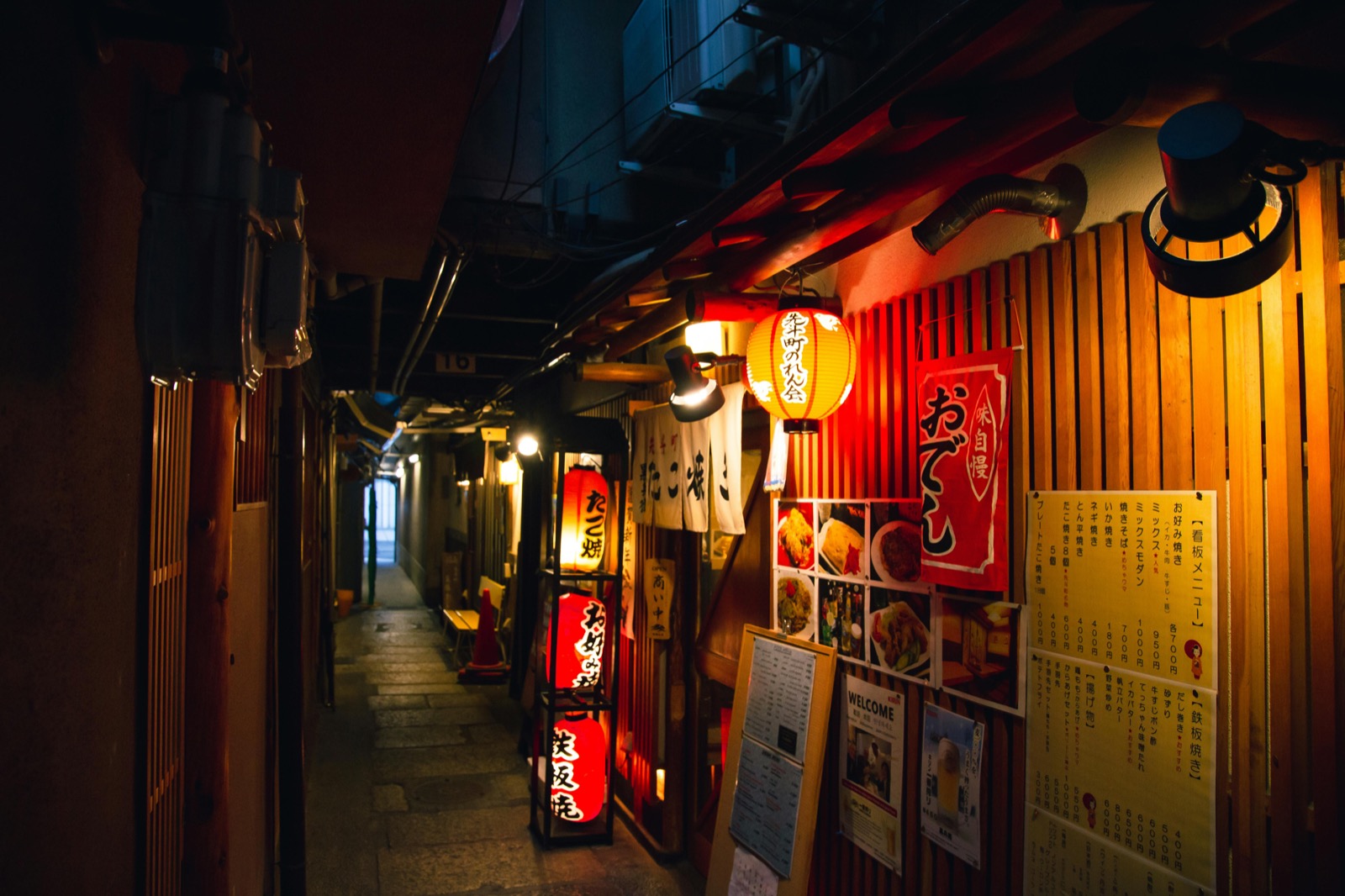 赤提灯の灯る日本の横丁