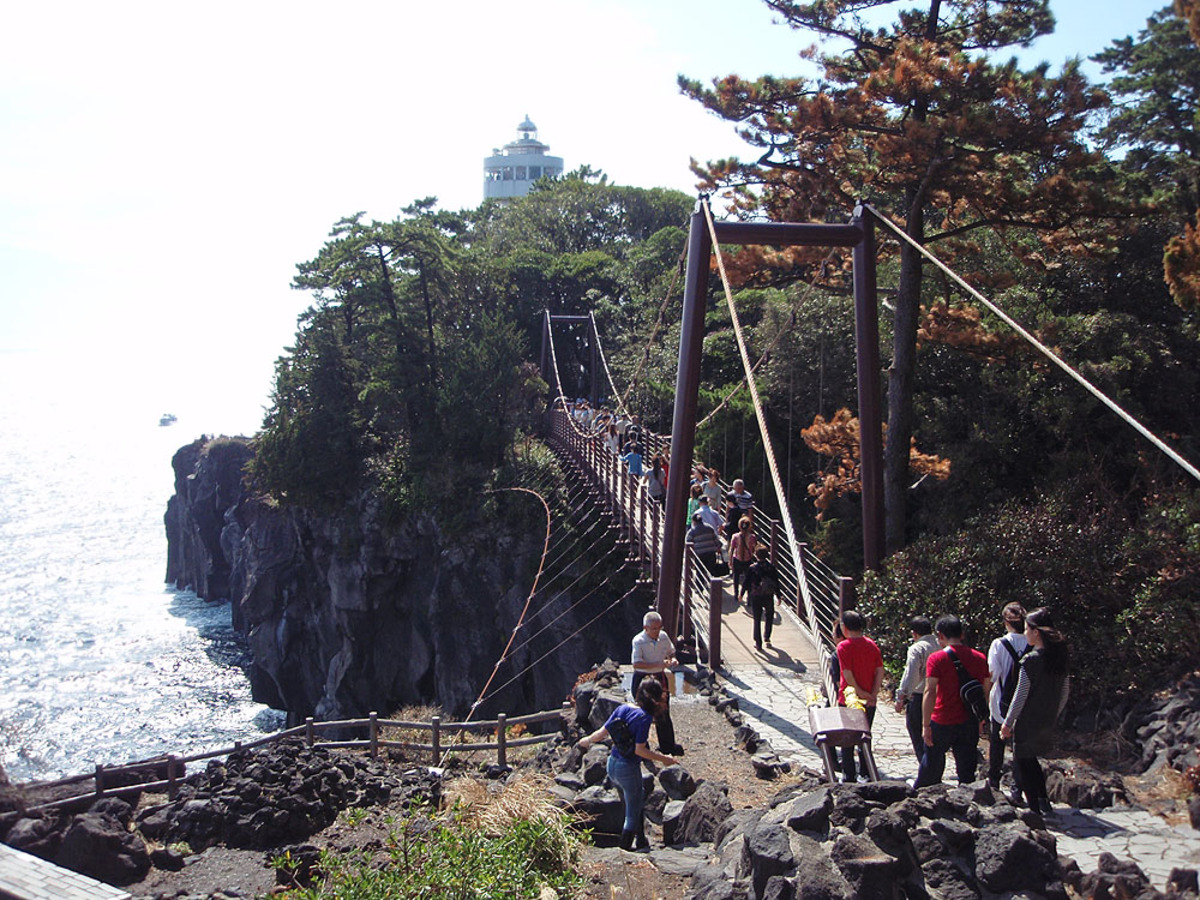 城ヶ崎海岸 門脇つり橋を渡る人々と門脇埼灯台