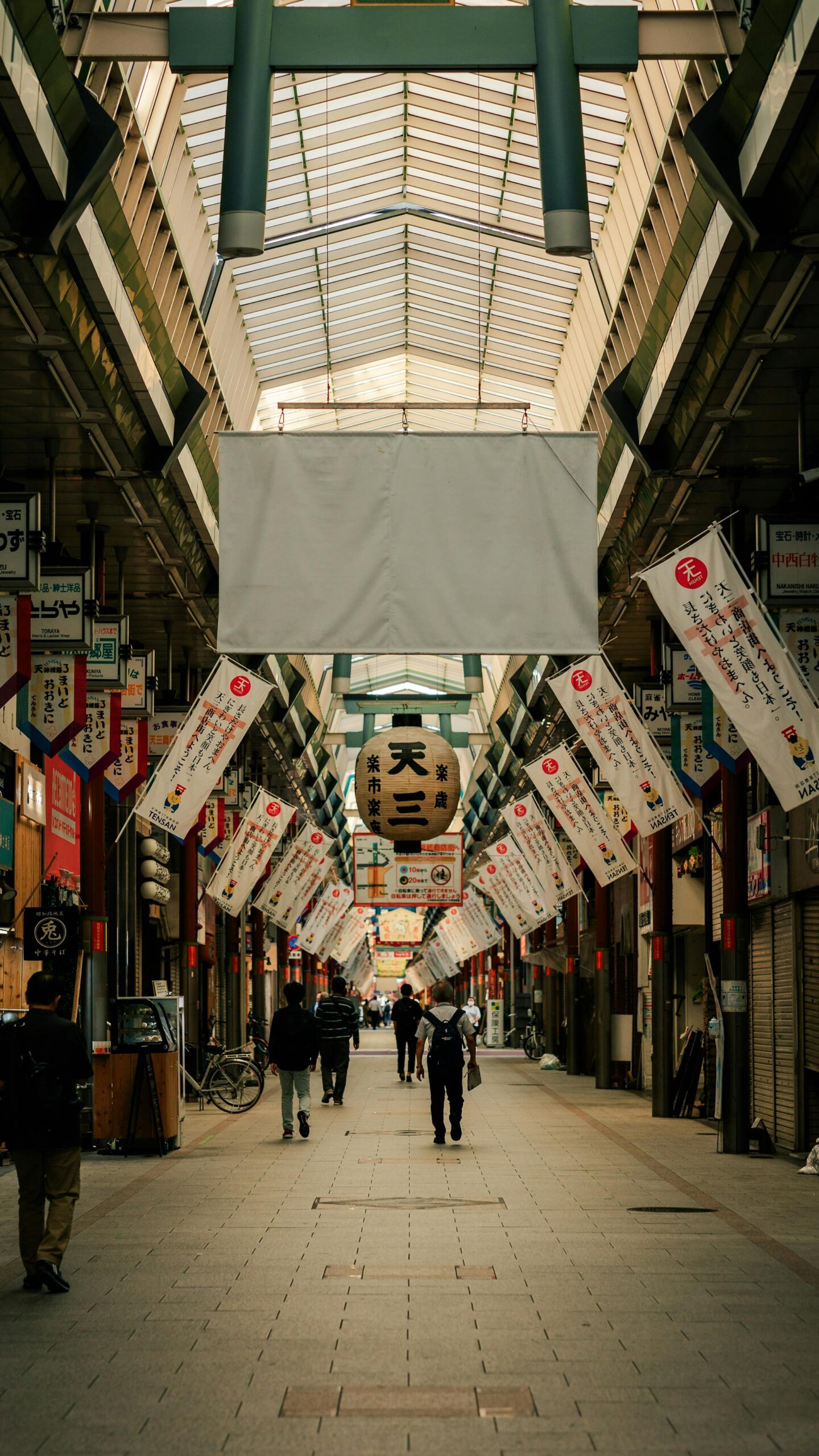 ガラスドーム天井のアーケード商店街