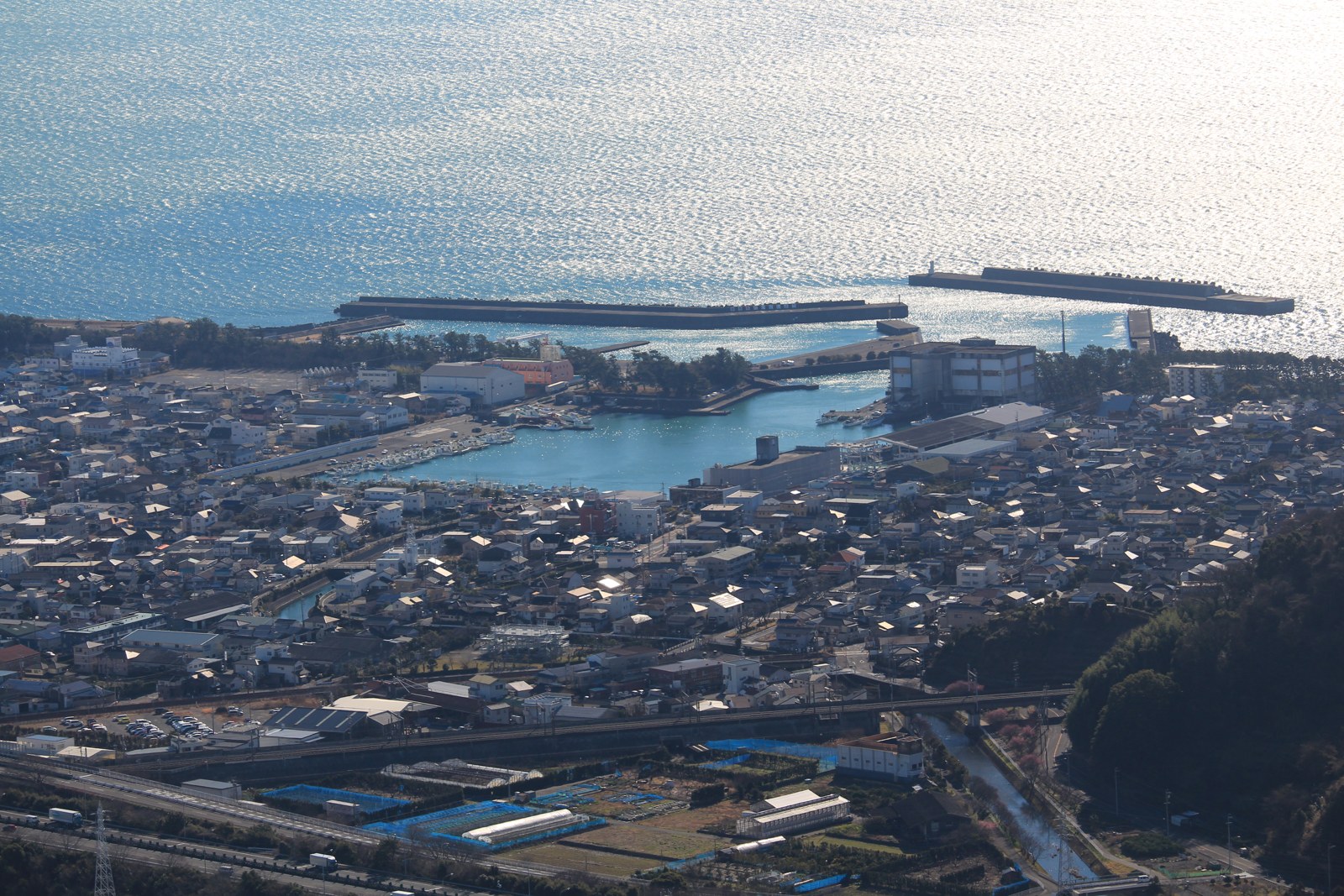 満観峰から望む用宗漁港(静岡市駿河区)