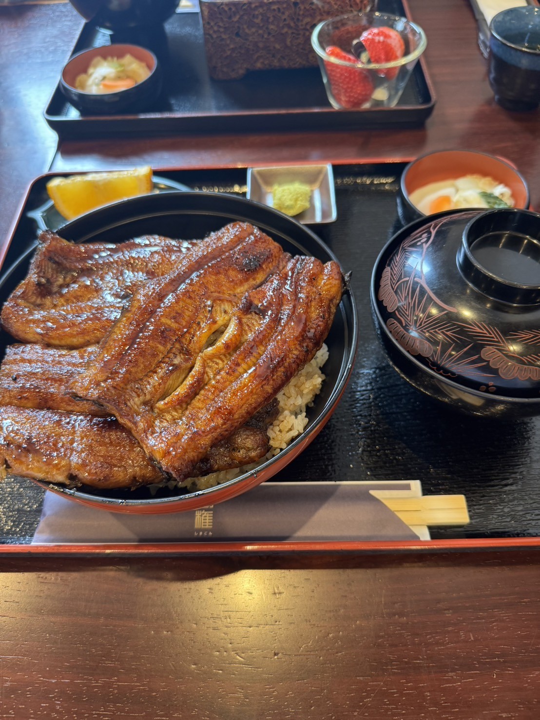 活鰻 うなぎ処 しまごん（磐田）のジャンボ丼（5,550円・税込）。漆塗りの丼にうなぎが圧巻のボリュームで盛られている。