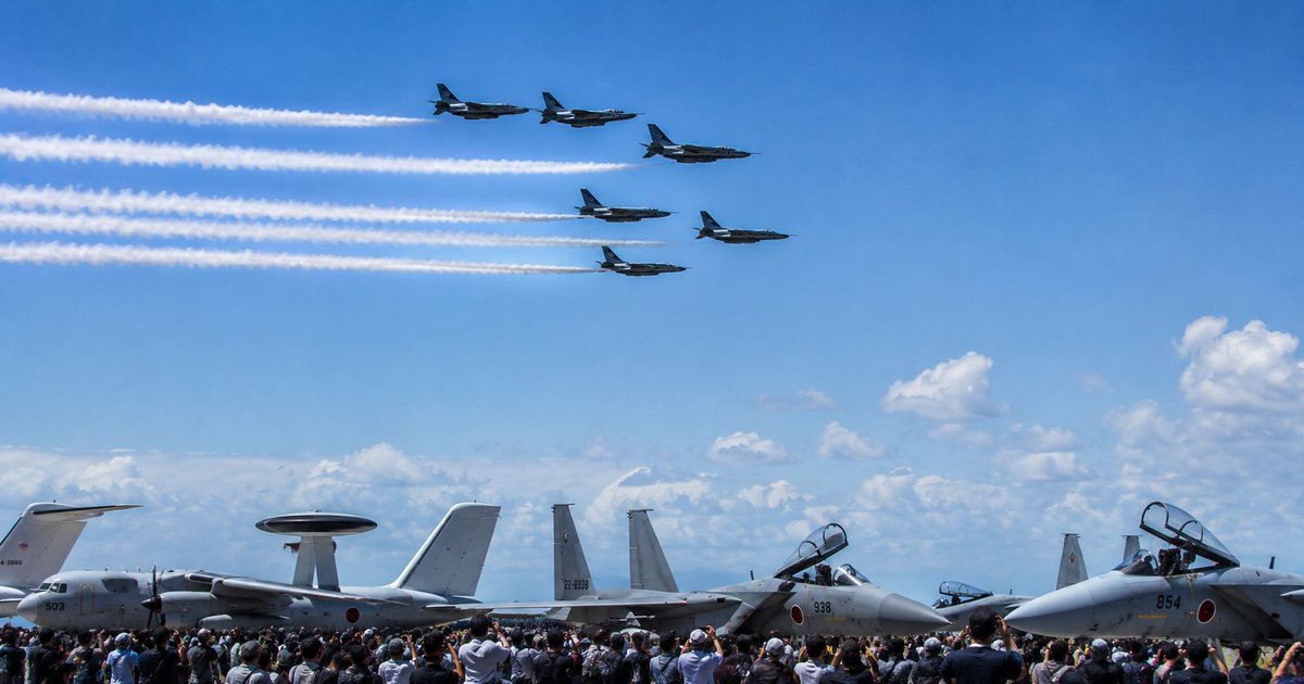 航空祭で青空を飛ぶ戦闘機の編隊飛行