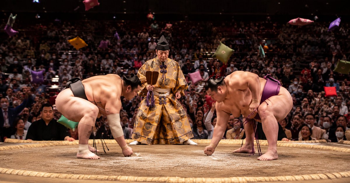 大相撲の力士が土俵で取り組む迫力のシーン