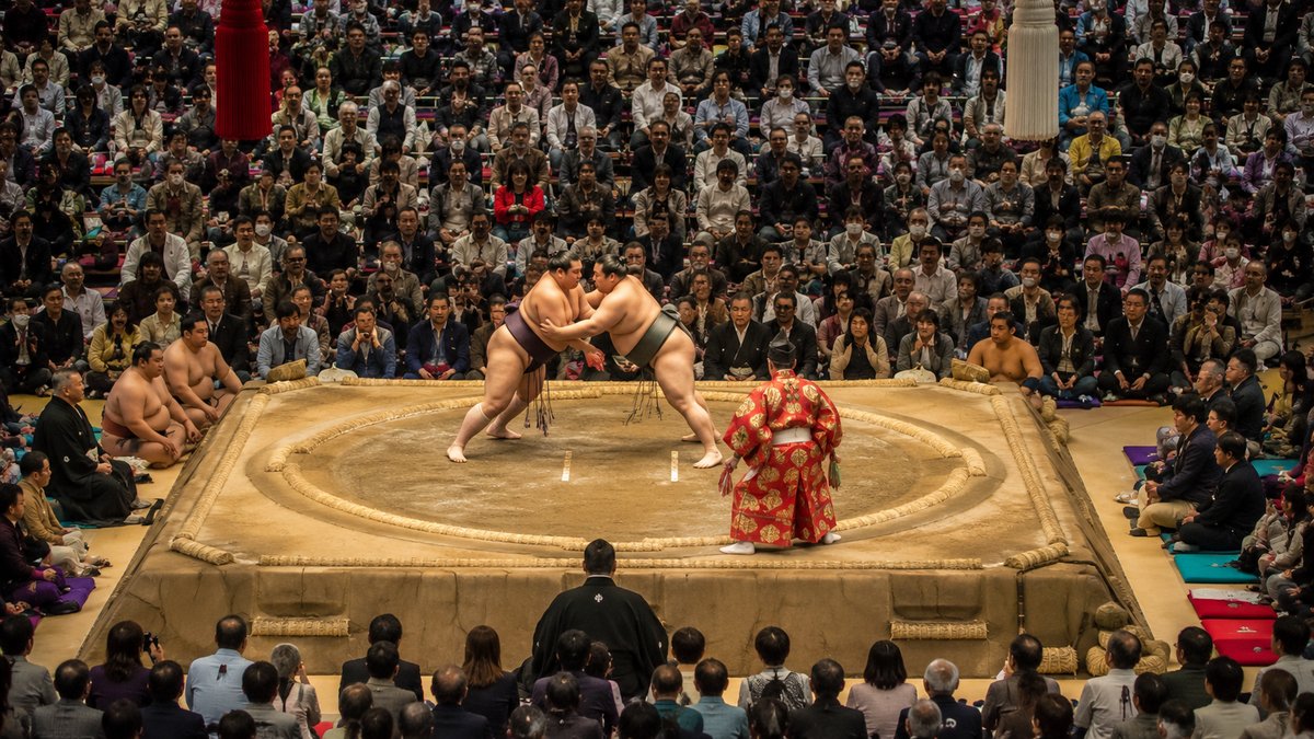 大相撲の土俵で取組をする力士たち