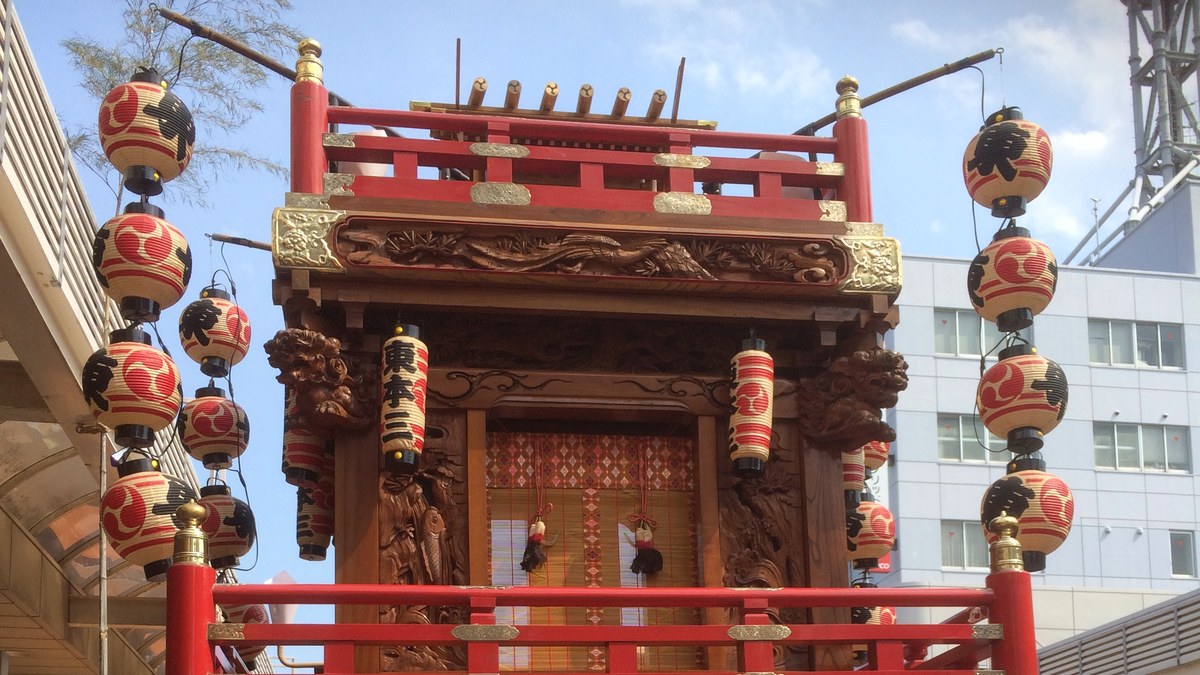 吉原祇園祭の豪華な山車（東本通り）