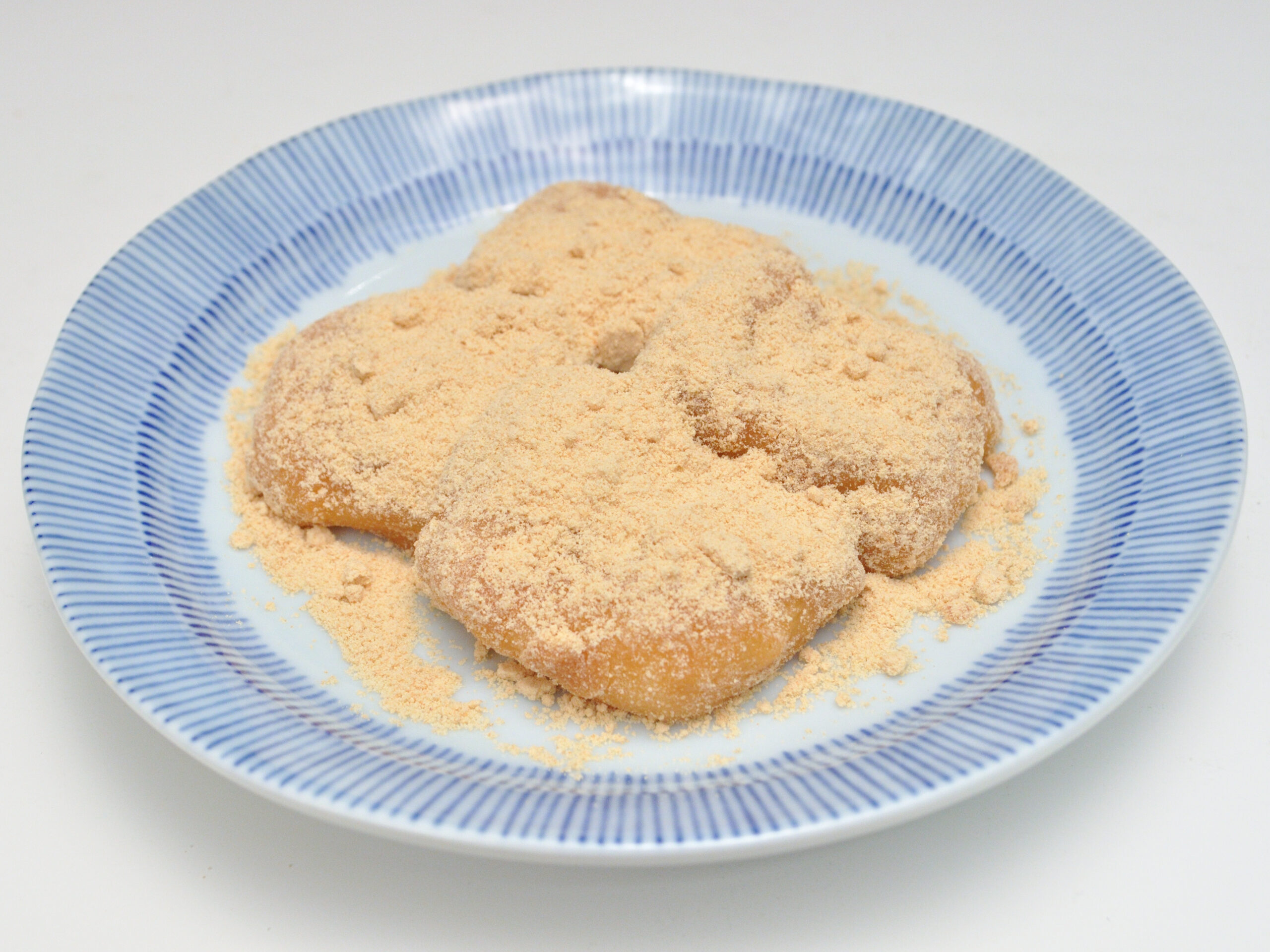 きな粉をまぶした安倍川もち。静岡の代表的な和菓子(イメージ)