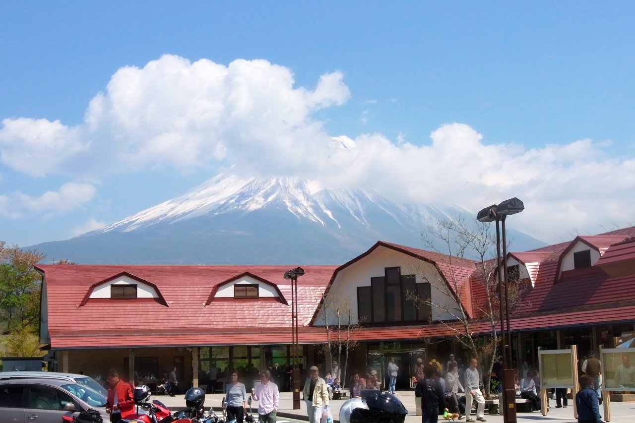 道の駅朝霧高原の赤い屋根と富士山（富士宮市）