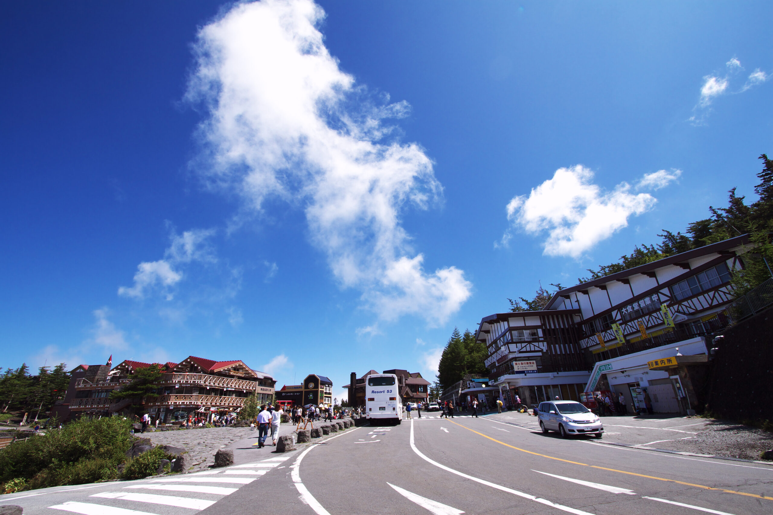 夏の富士山五合目駐車場と山小屋。登山シーズンの賑わい