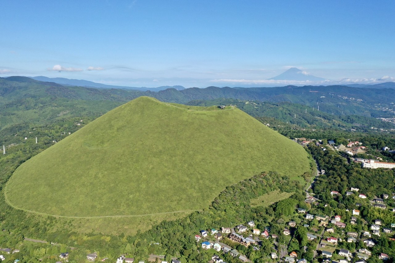 お椀をふせた形のスコリア丘・大室山