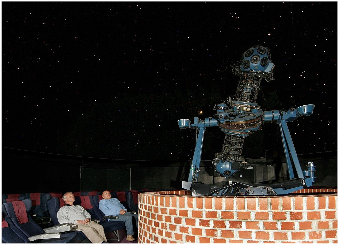 プラネタリウムのドームに広がる満天の星