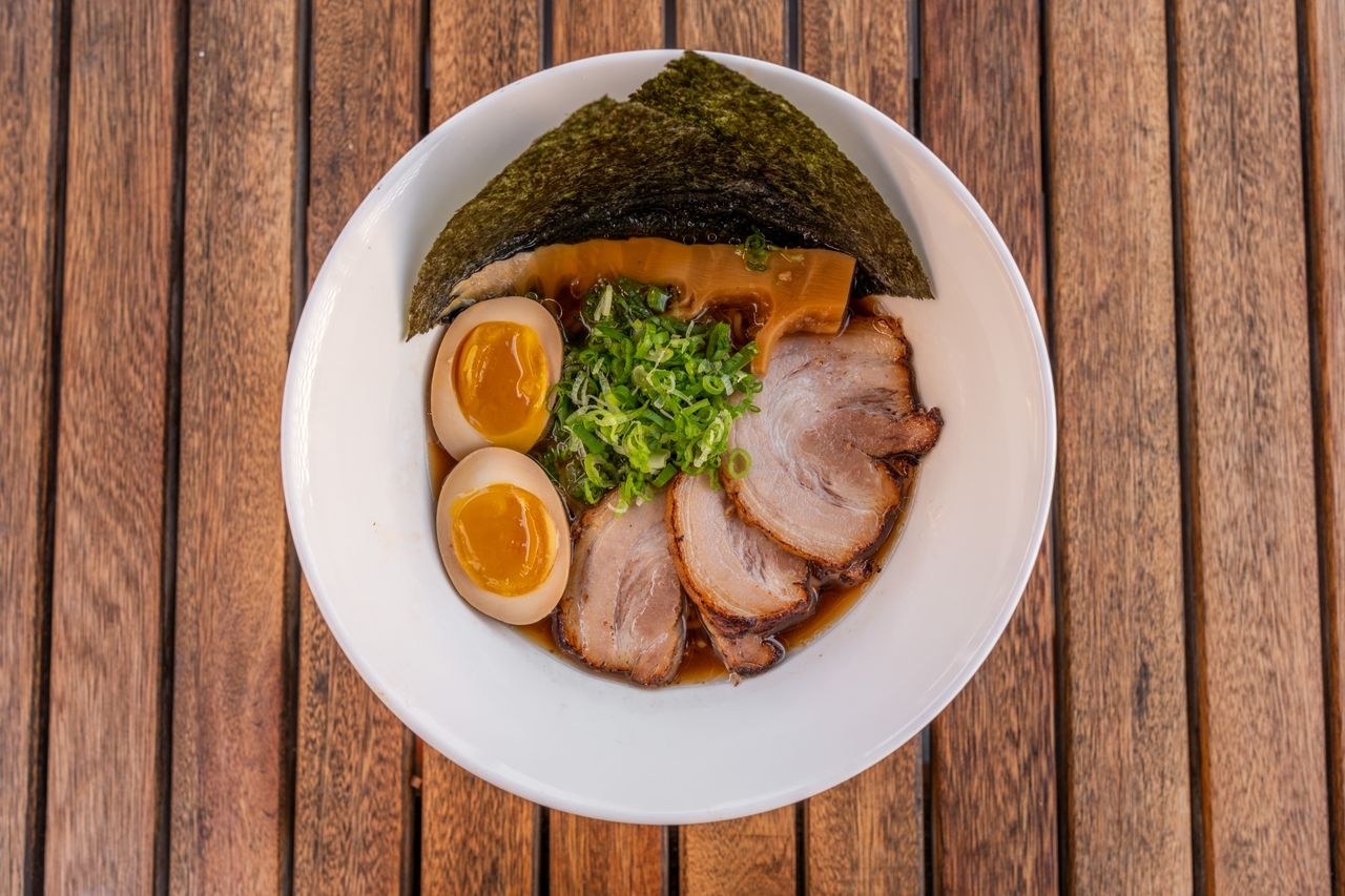 チャーシュー・味玉・のりがのったあっさり醤油ラーメン