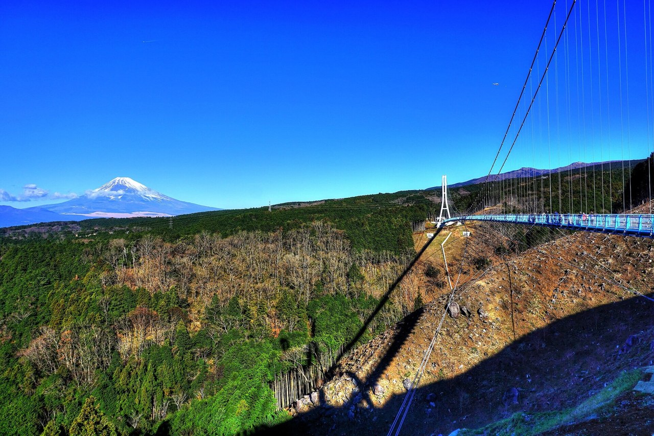 富士山を望む三島スカイウォークの大吊橋