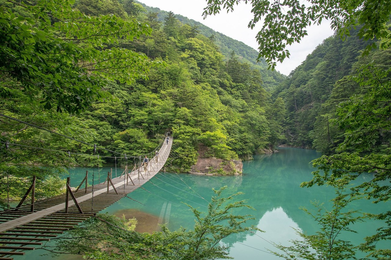寸又峡の大間ダム湖に架かる夢のつり橋とエメラルドグリーンの湖面