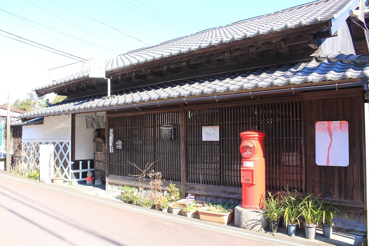 東海道の宿場町に残る格子戸の古い町並み(由比宿)