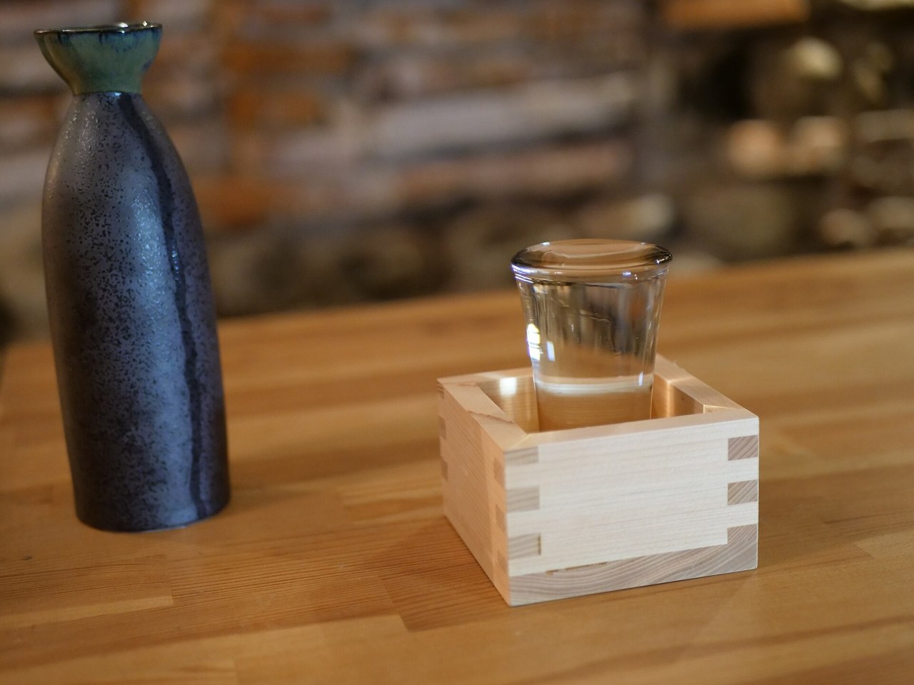 枡に注がれた日本酒と徳利(イメージ)
