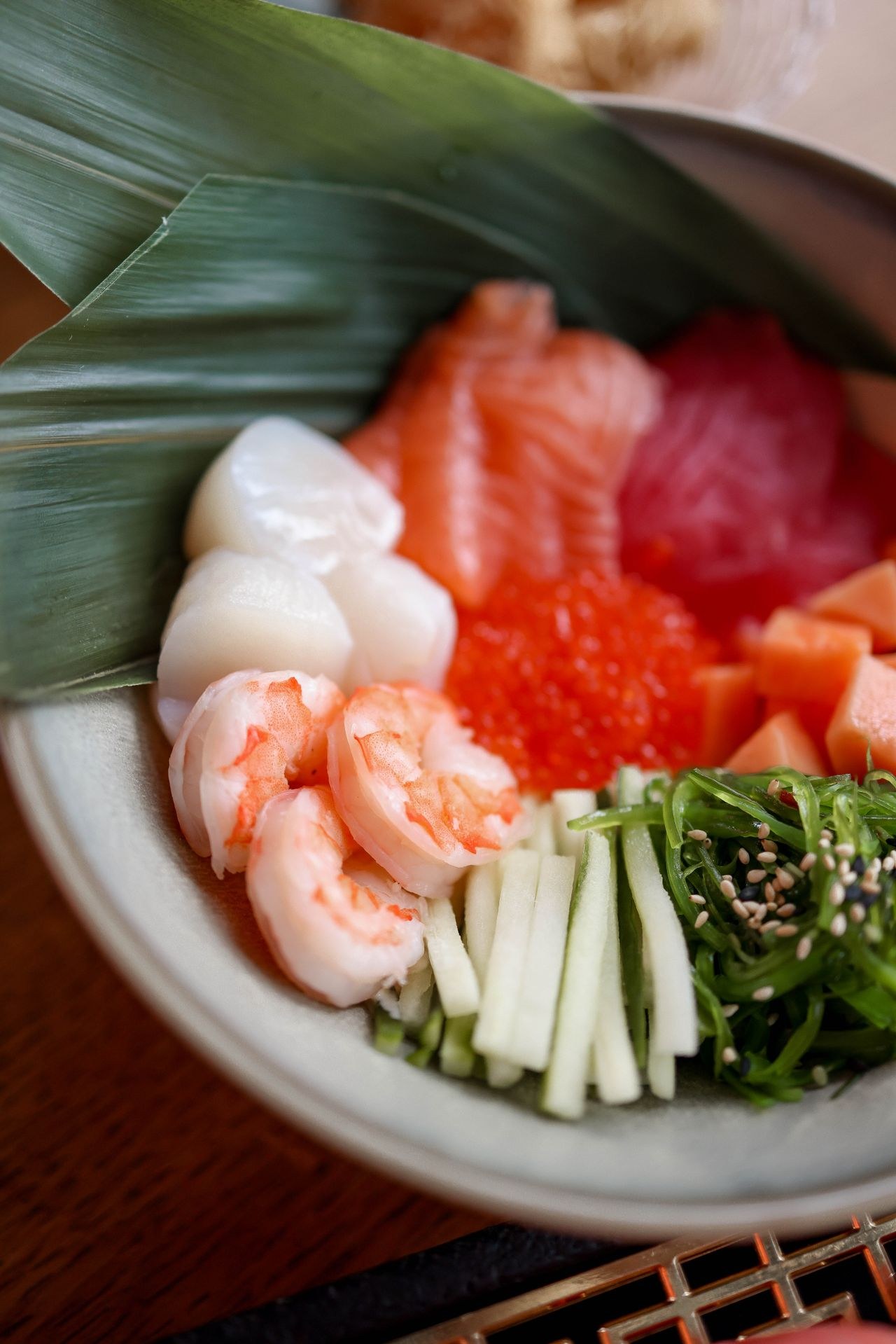 駿河湾の幸を盛り込んだ海鮮丼。市場ならではの鮮度とボリューム