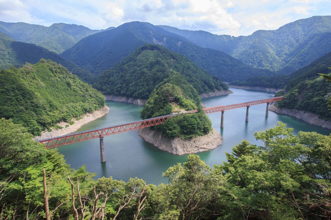 接岨湖に浮かぶ奥大井湖上駅