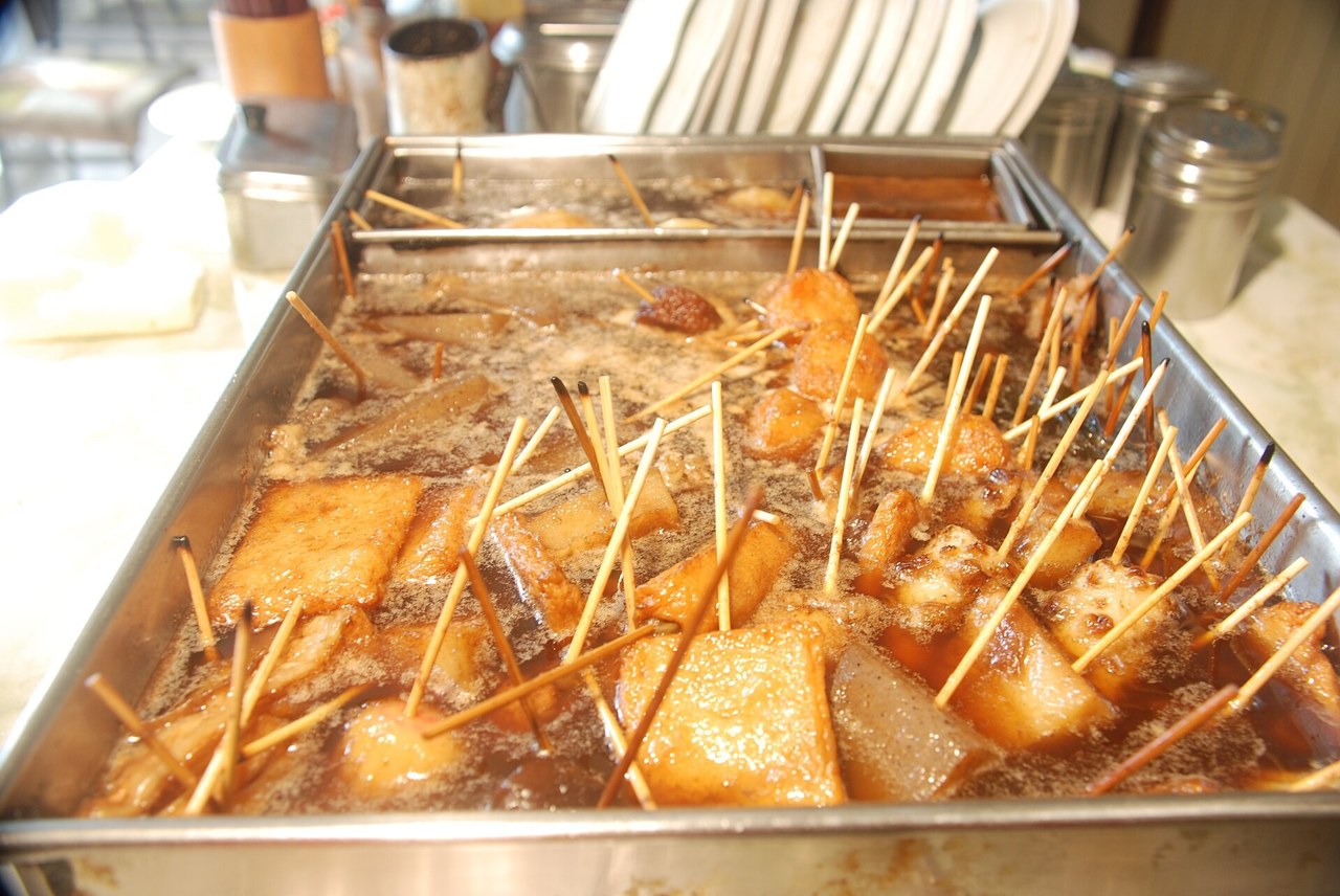 串の刺さった静岡おでん(黒いだし)