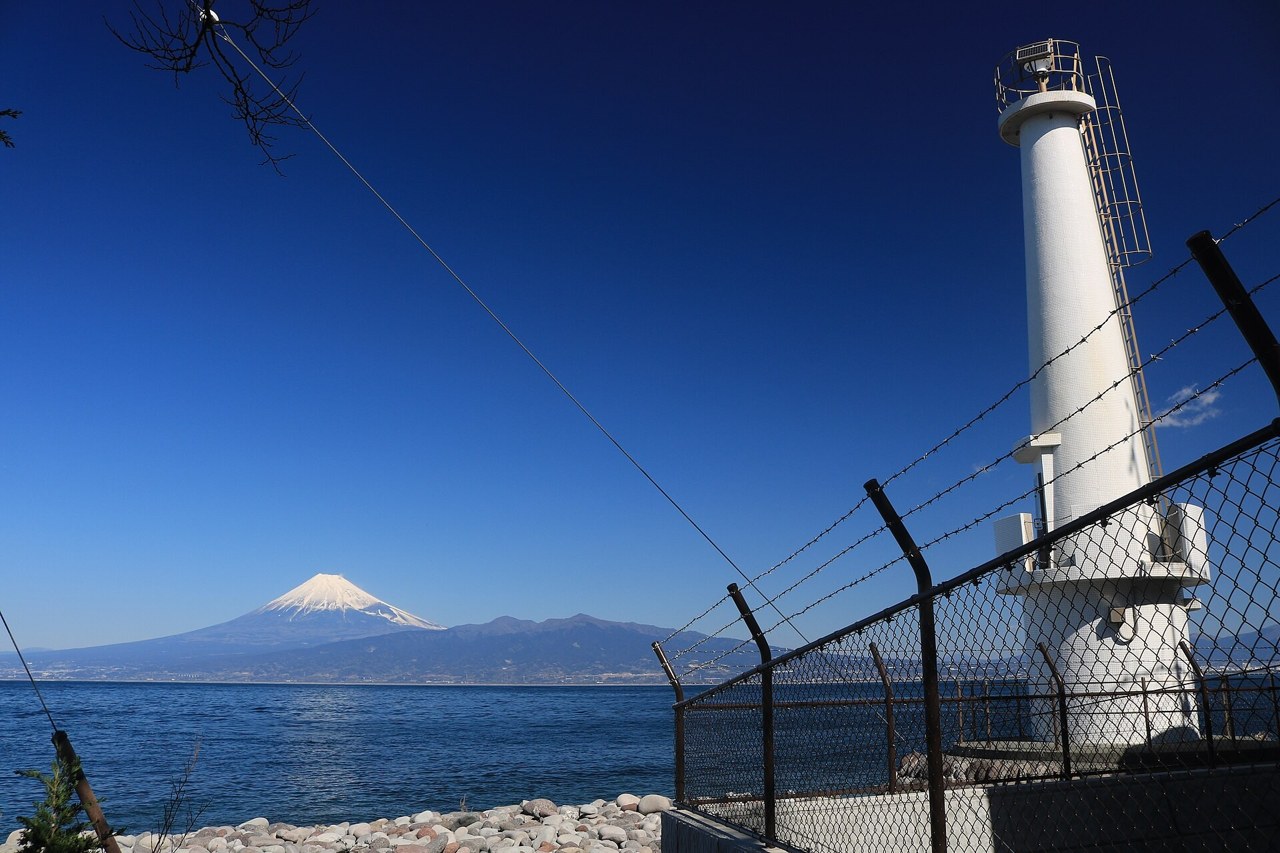 駿河湾越しに富士山を望む大瀬崎の岬と灯台