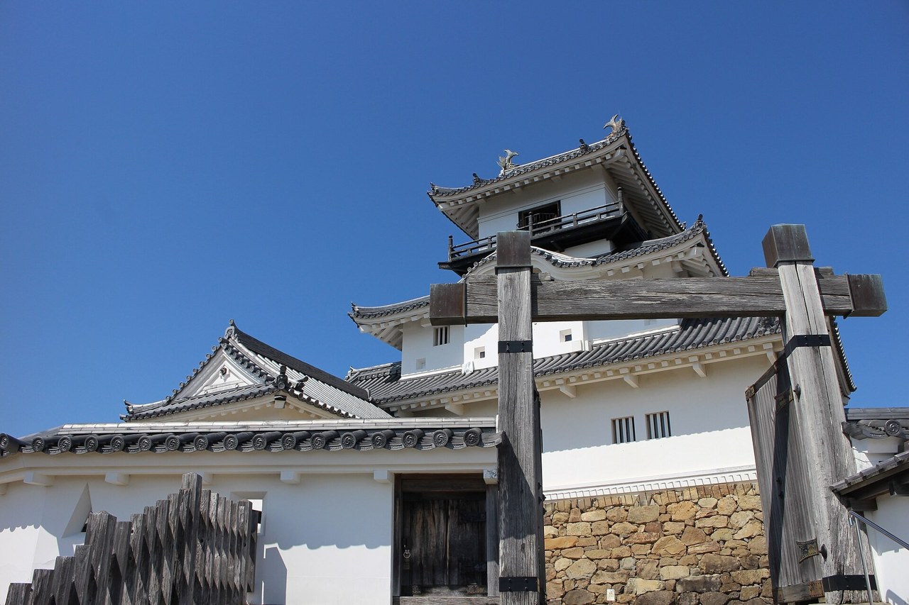 青空にそびえる掛川城の木造天守