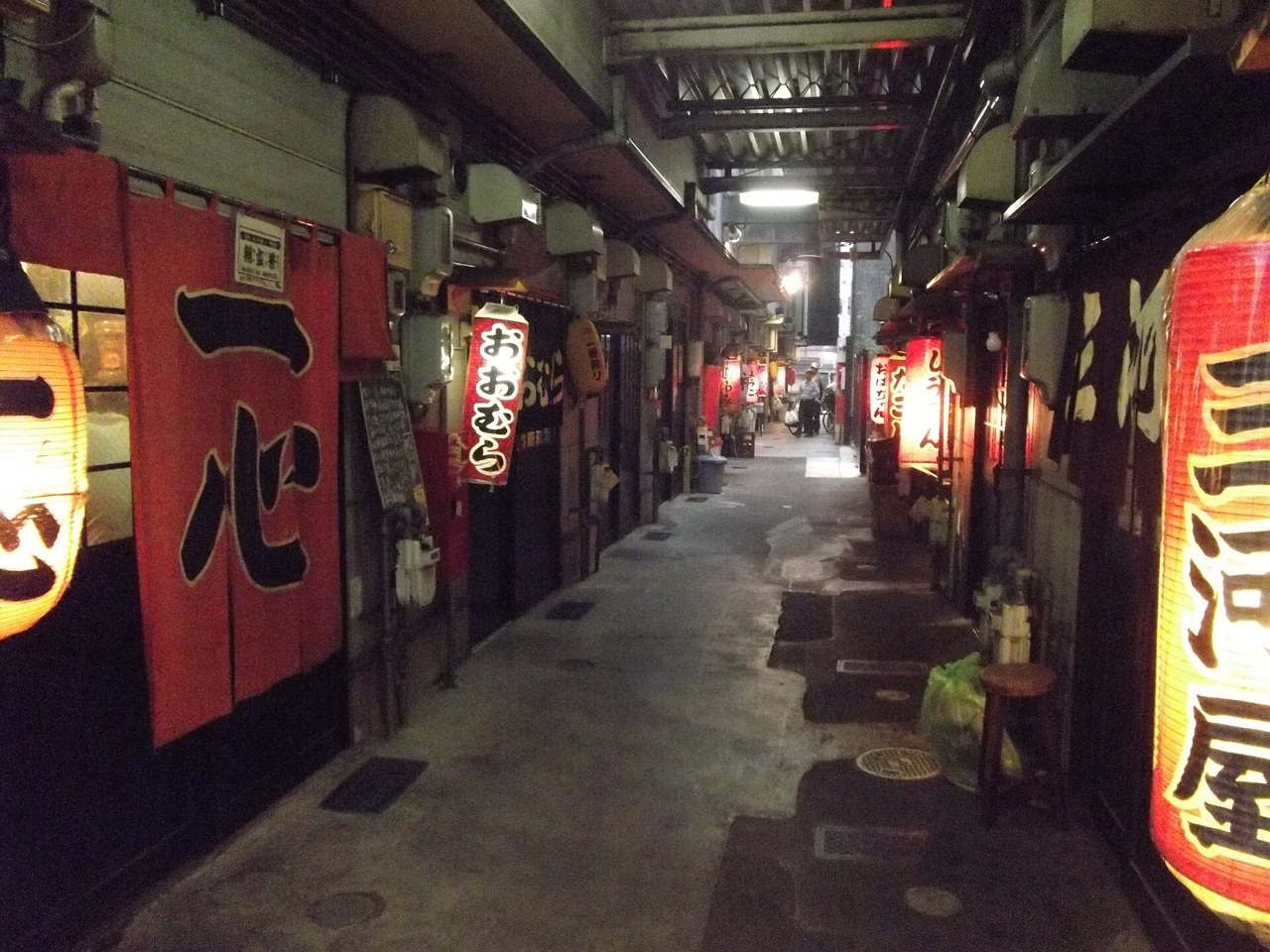 赤ちょうちんが連なる静岡おでんの横丁（青葉おでん街）