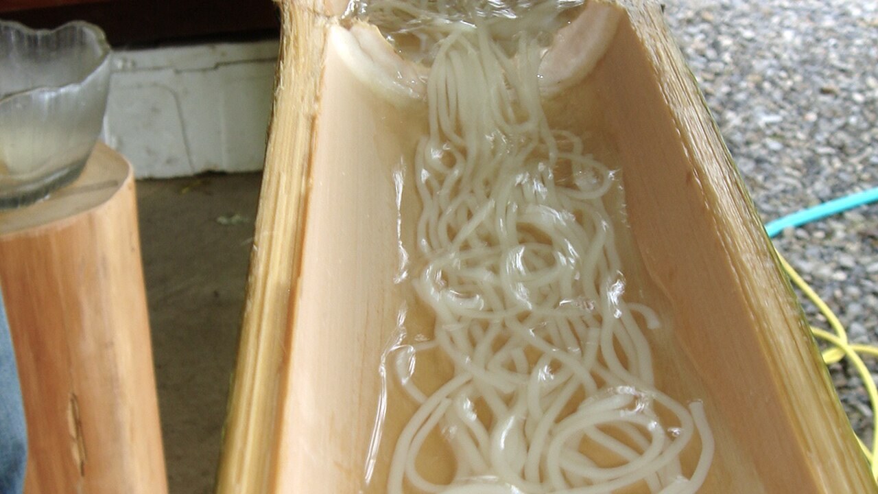 竹の樋を流れるそうめん（イメージ）