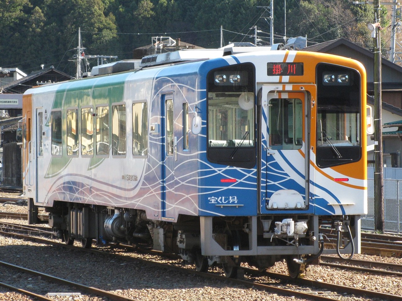 沿線をゆく天竜浜名湖鉄道のカラフルな車両