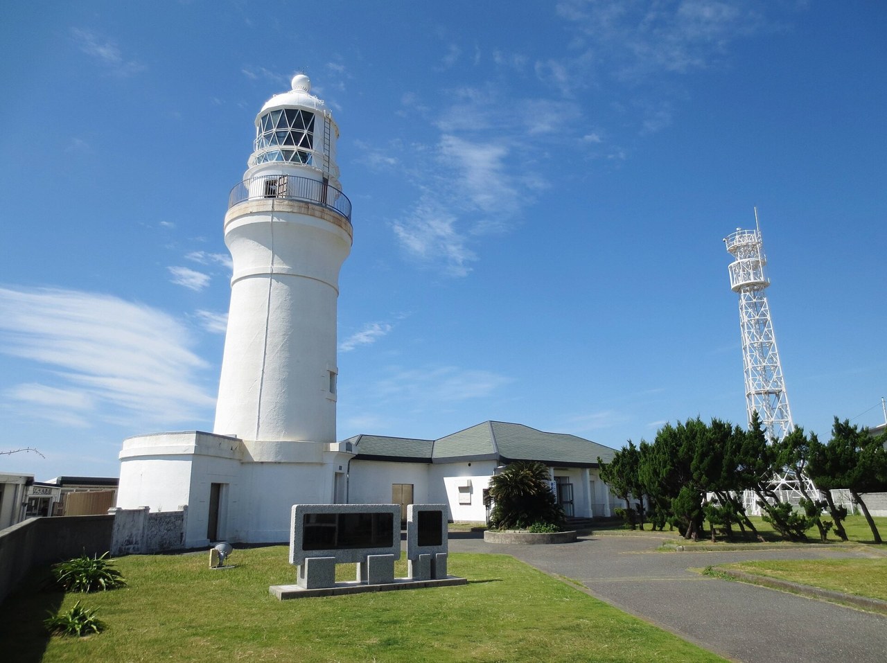 白亜の御前埼灯台と青い空