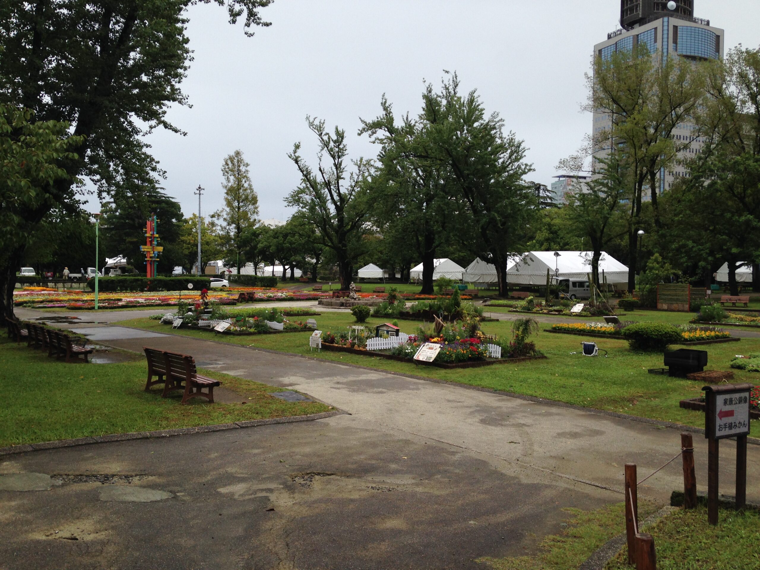 静岡市・駿府城公園の庭園と花壇。市民憩いの無料公園