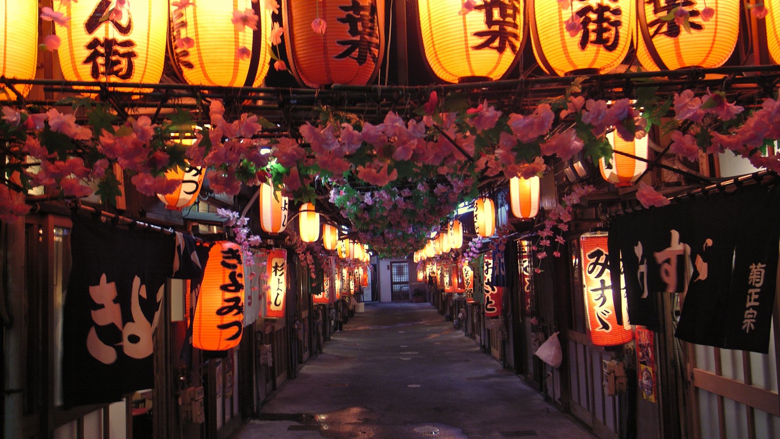 静岡市・青葉おでん街の提灯が灯る夜の路地