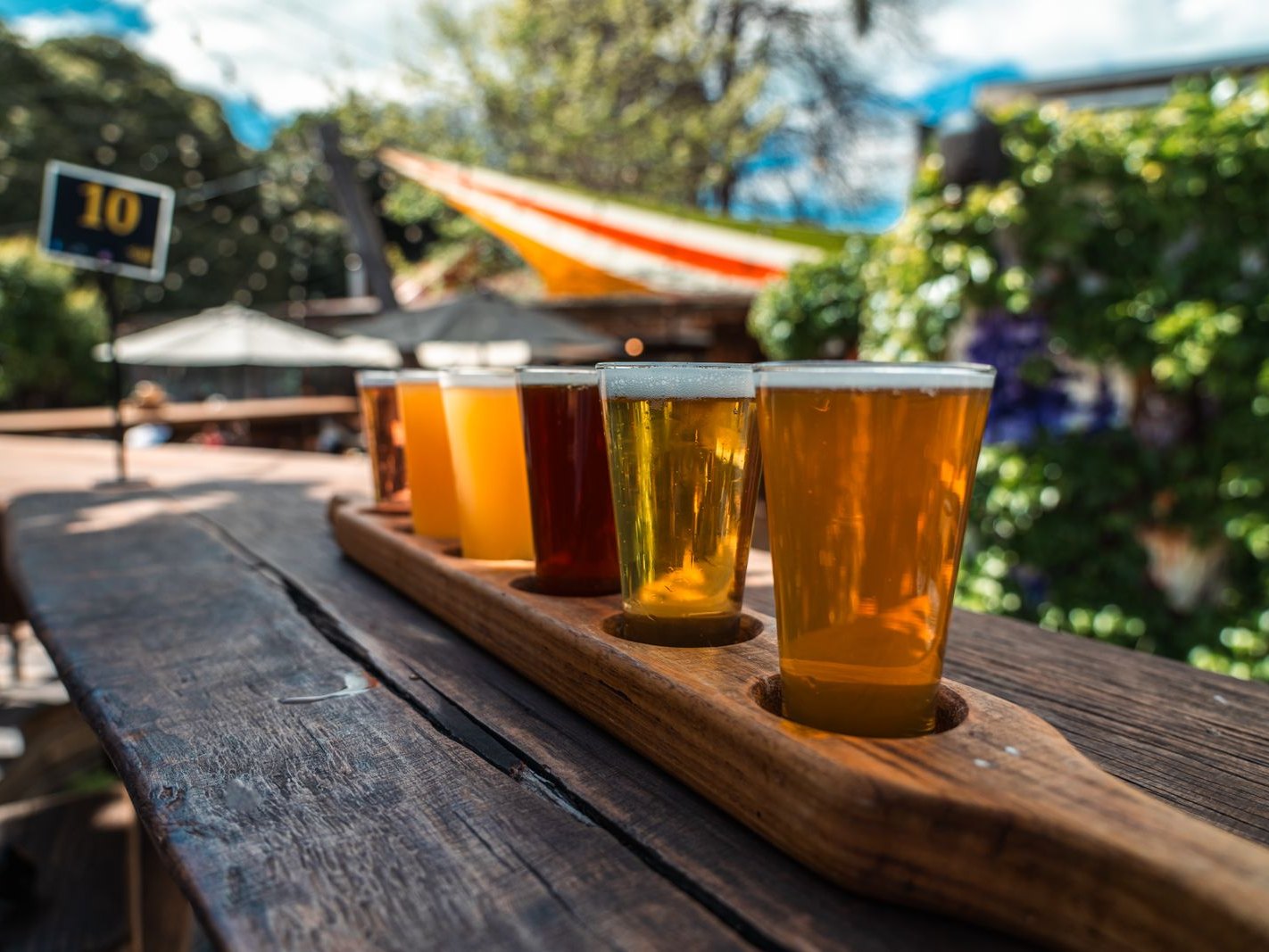 クラフトビールの飲み比べフライト(イメージ)