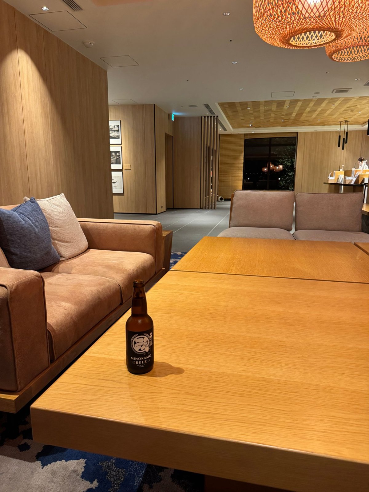 ロビーラウンジのテーブルに置かれた地ビールMINOKAMO BEER