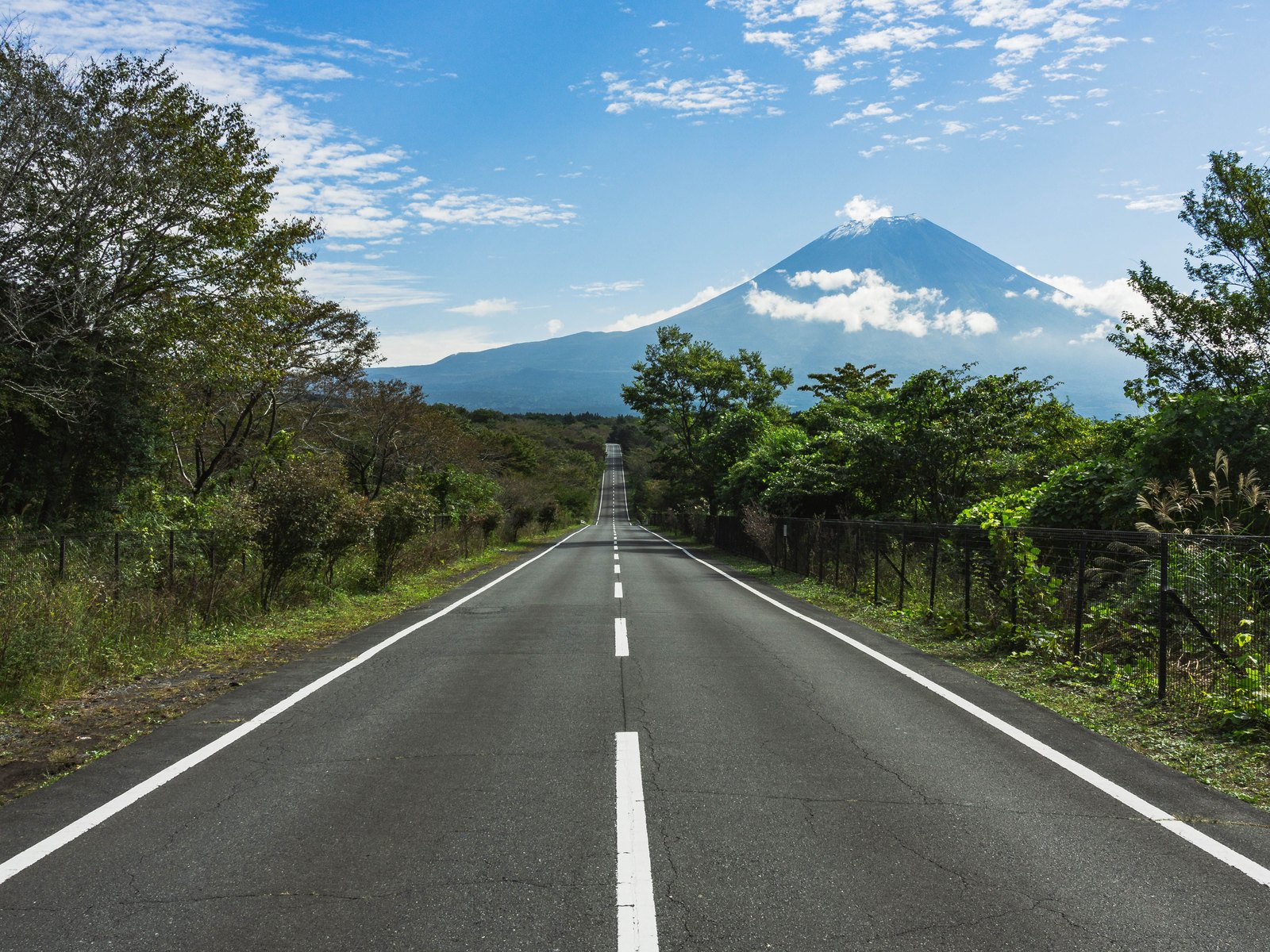 富士山へまっすぐ延びる道と秋空（ドライブイメージ）