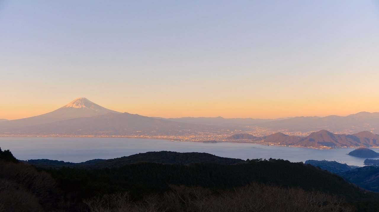 駿河湾越しの富士山の夕景