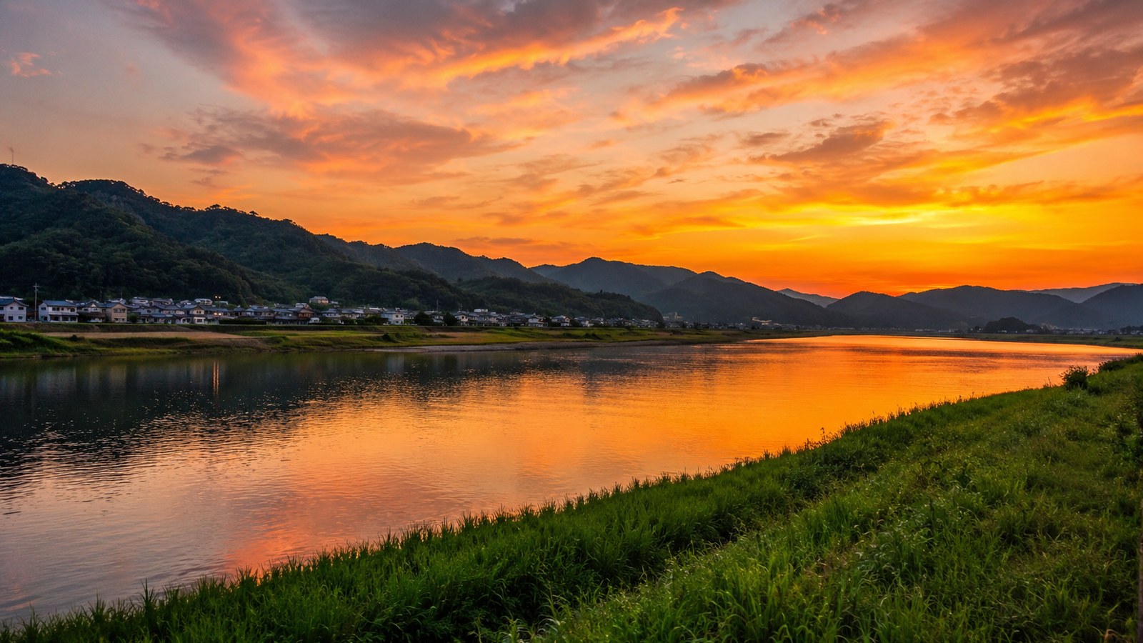 山あいを流れる天竜川と河川敷の夕暮れのイメージ