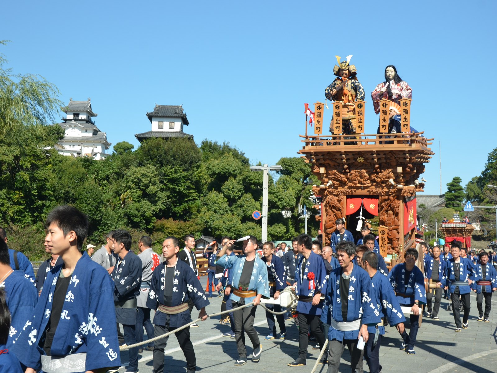 掛川城を背に曳かれる掛川祭の屋台
