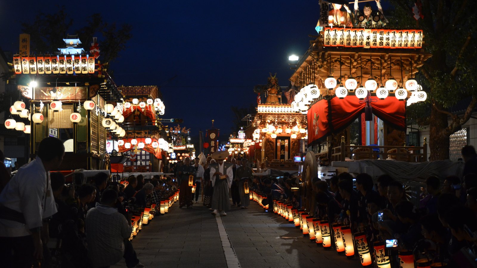 薄暮に提灯が灯る掛川祭の屋台