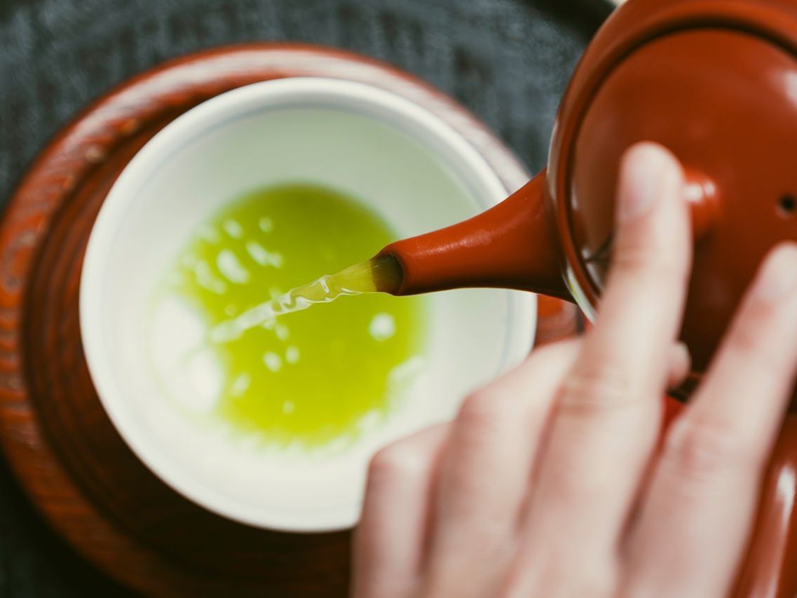 急須から注ぐ鮮やかな緑茶