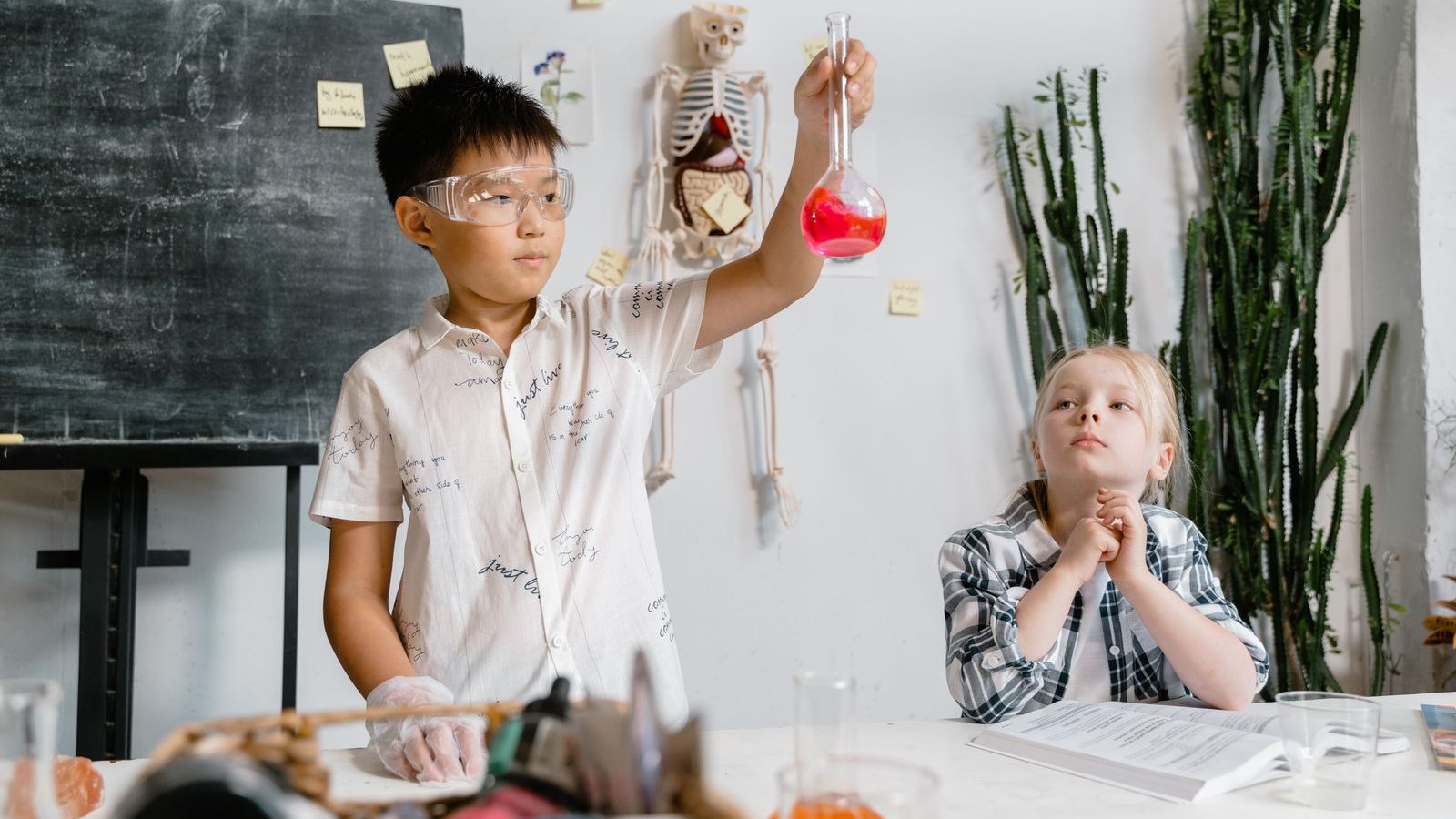科学実験に熱中する子どもたち（自由研究イメージ）