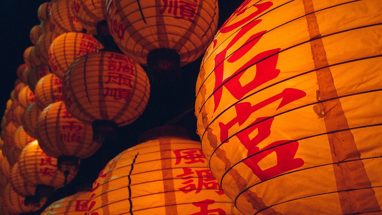 夜に輝くランタンの灯り（イメージ）